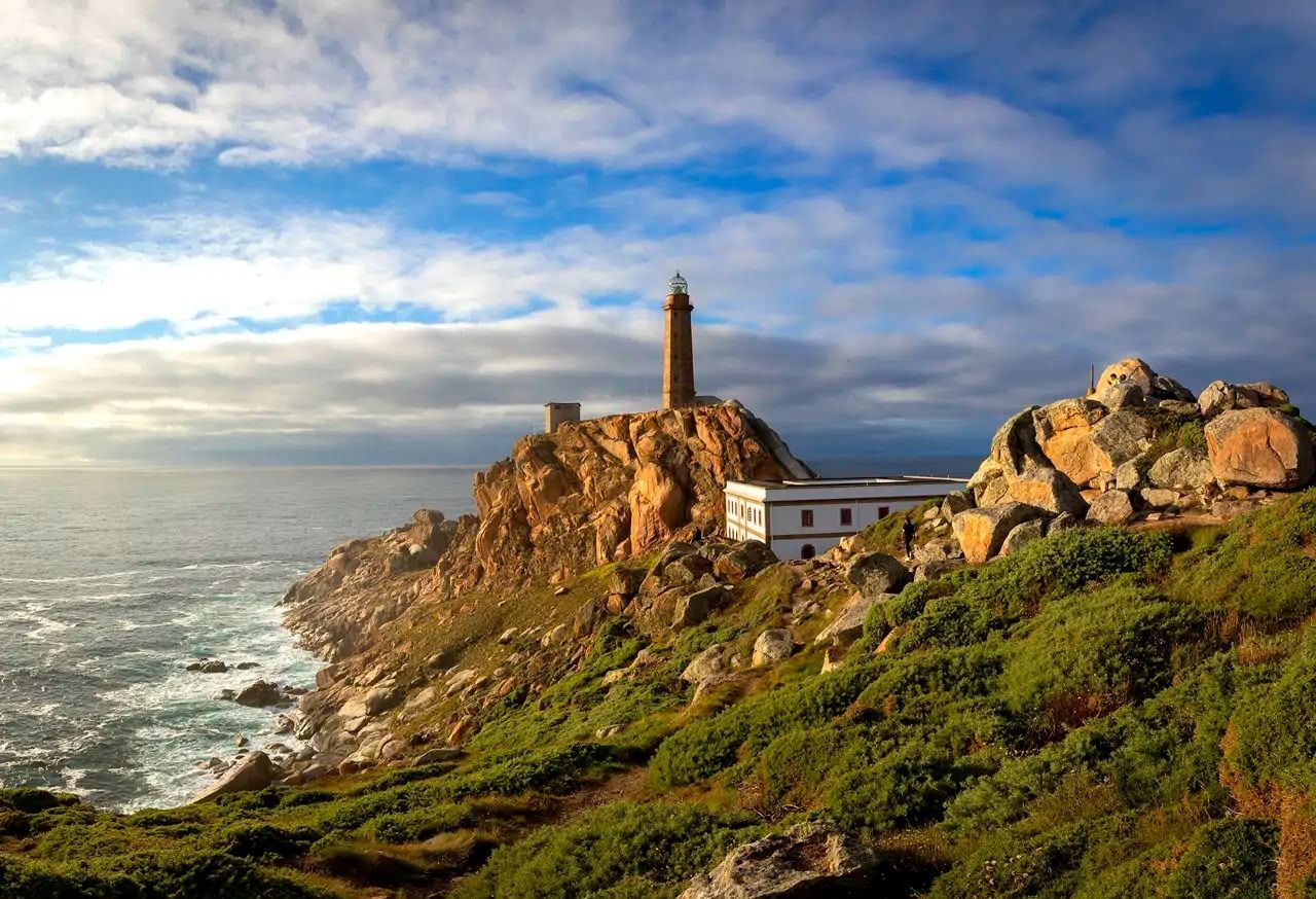 Faro de Cabo Vilán sobre las rocas de la Costa da Morte, Galicia