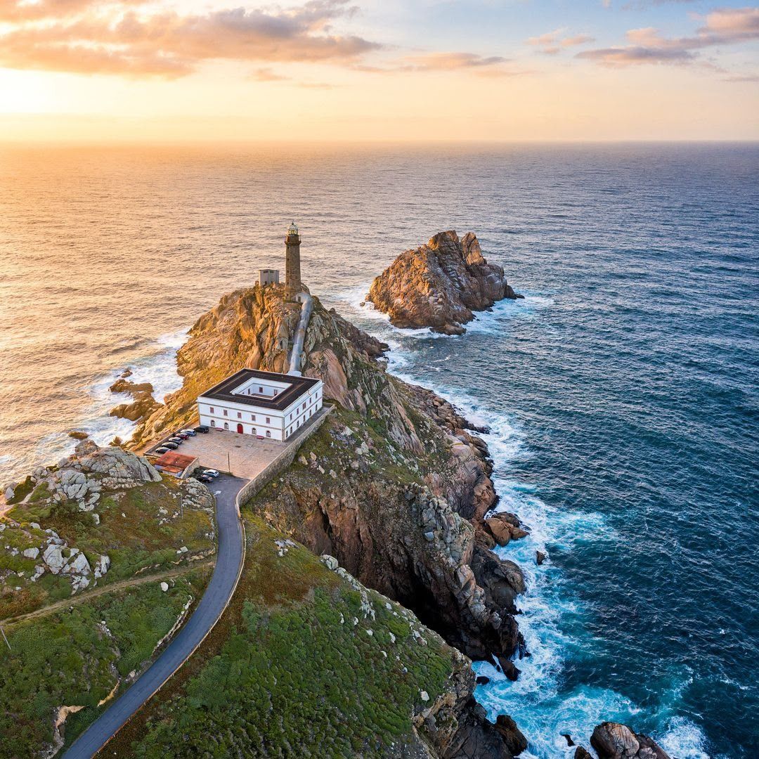 Faro de Cabo Vilán al atardecer en la Costa da Morte, Galicia