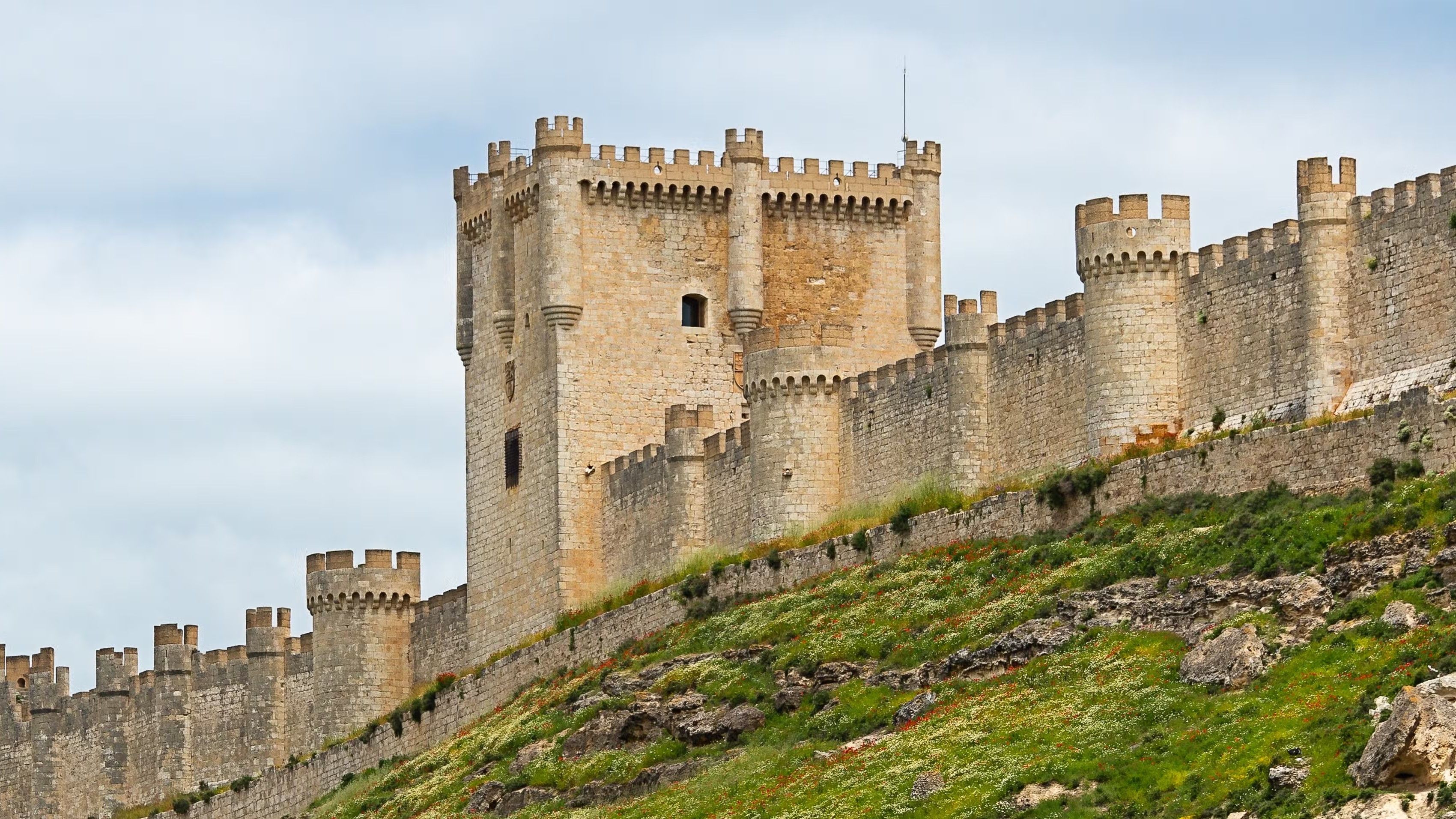 Murallas y torre del homenaje del castillo de Peñafiel