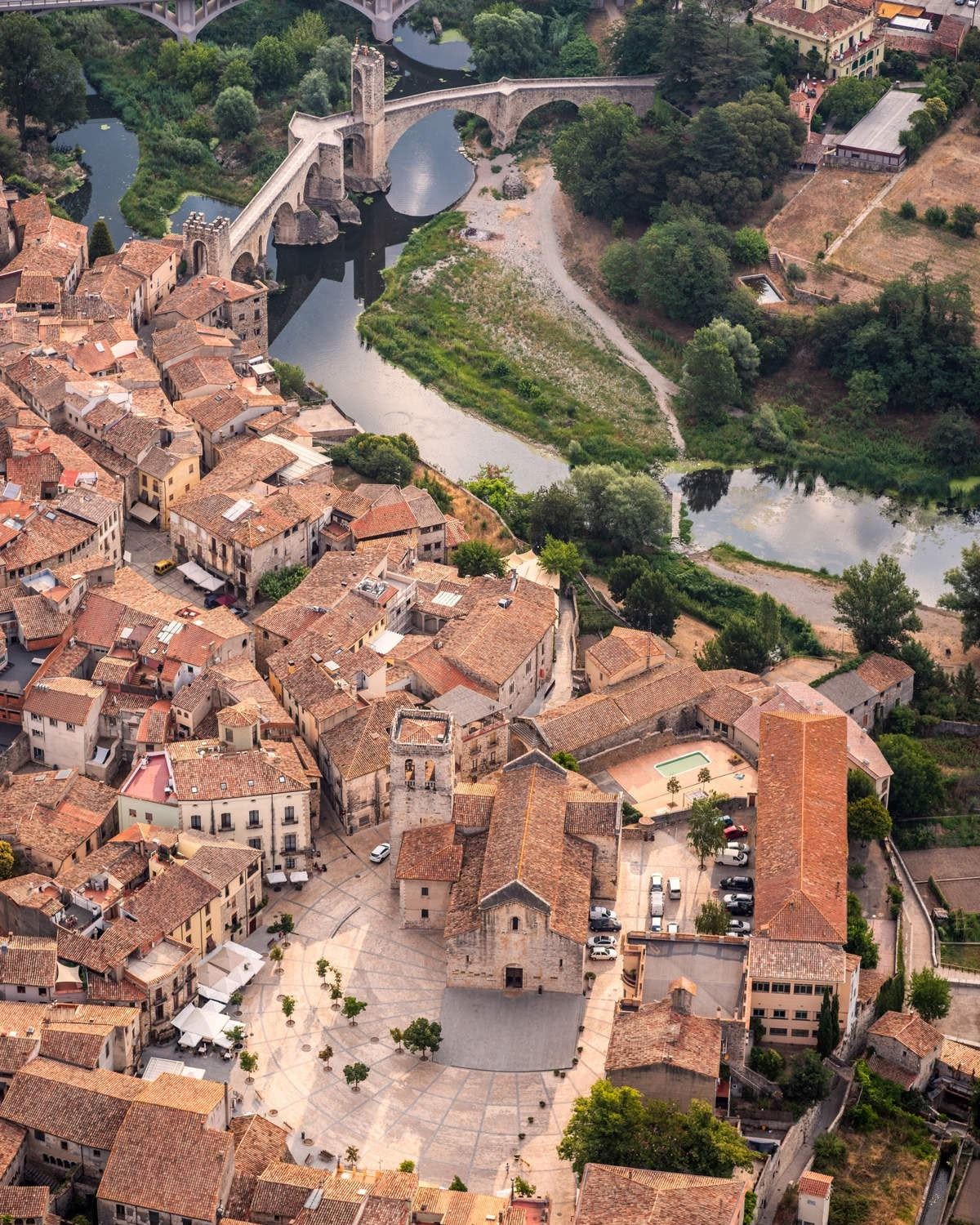 Vista aérea de Besalú y su puente medieval sobre el río Fluvià